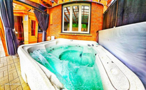 70 percent Off Luxurious Hot Tub,Sauna, 2000Sqft of Private